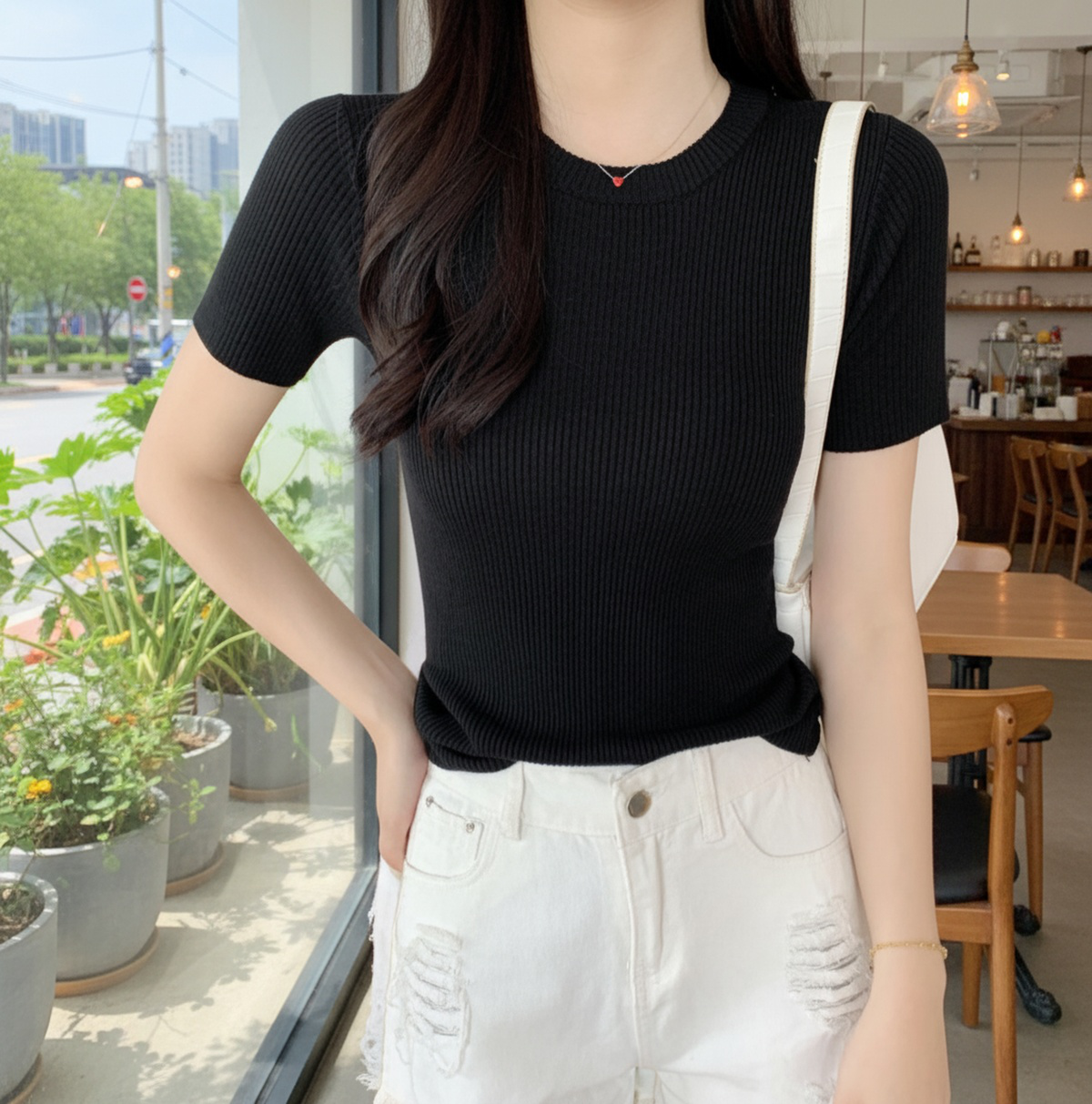 슬림핏 여성 상의와 레깅스 스타일링