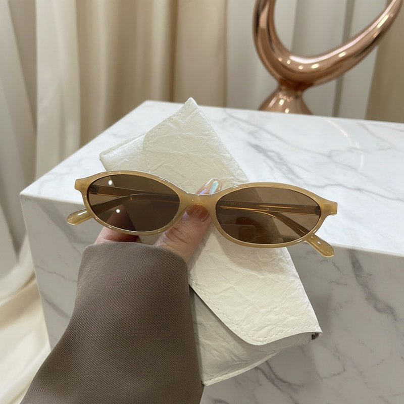 Lunettes de soleil femme à la mode, design épuré