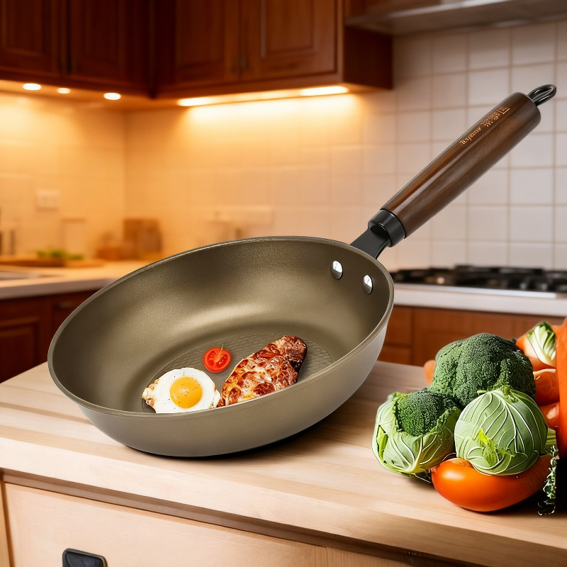 高級感あるチタン素材のフライパン底面