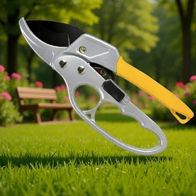 Herramienta para cortar ramas gruesas en jardinería