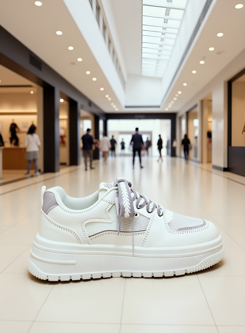 アウトソールが柔らかい白いスニーカー