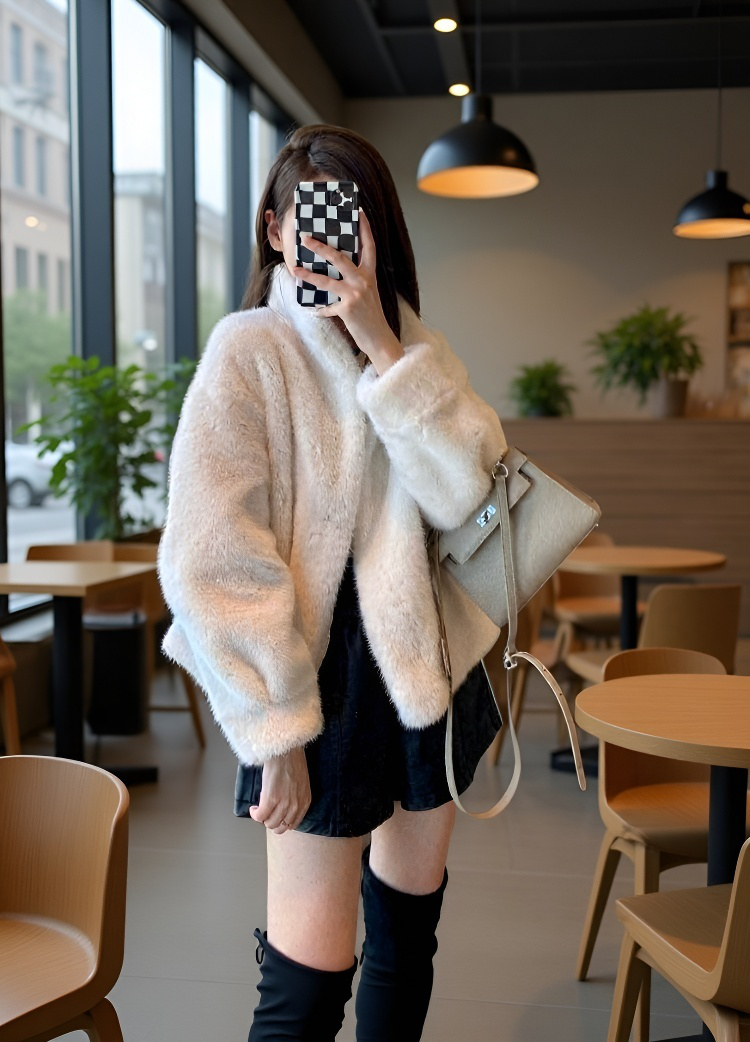 차이나 칼라 디자인의 여성 코트