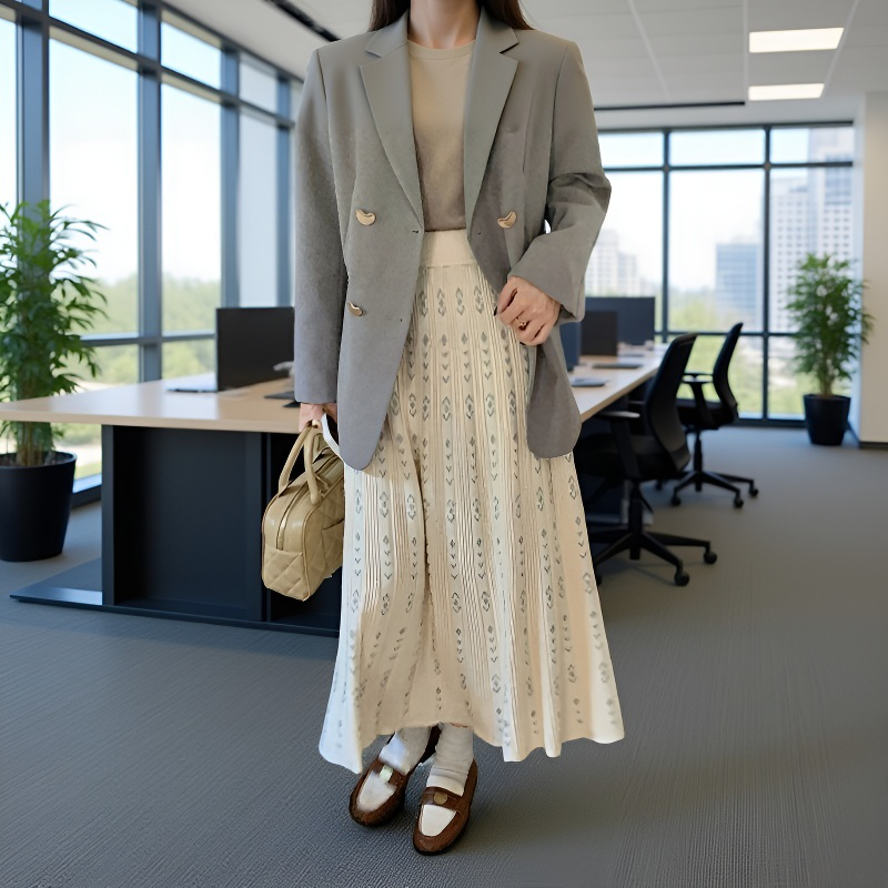 스커트녀 하프 기장 사타구니를 가리다 거들먹거리다 자카드로 짠 도드라진 무늬 날씬해 보이는 A라인 스커트