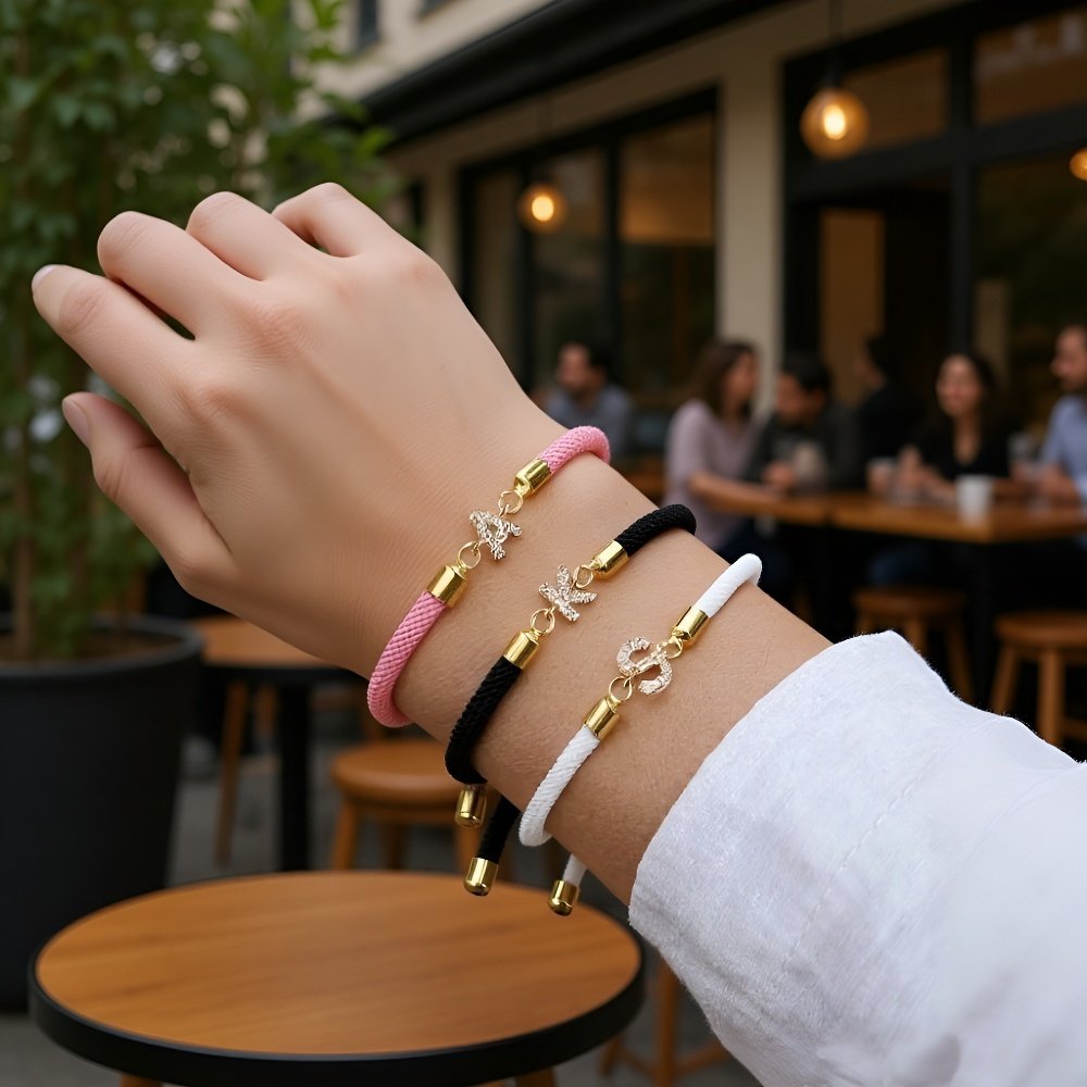 Detail diamantového zdobení na náramku