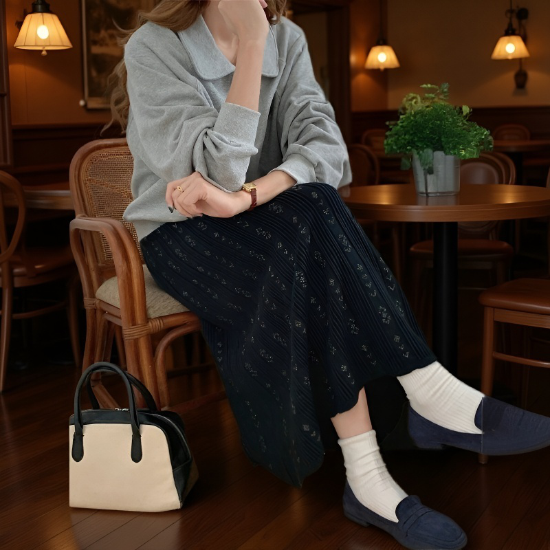 스커트녀 하프 기장 사타구니를 가리다 거들먹거리다 자카드로 짠 도드라진 무늬 날씬해 보이는 A라인 스커트