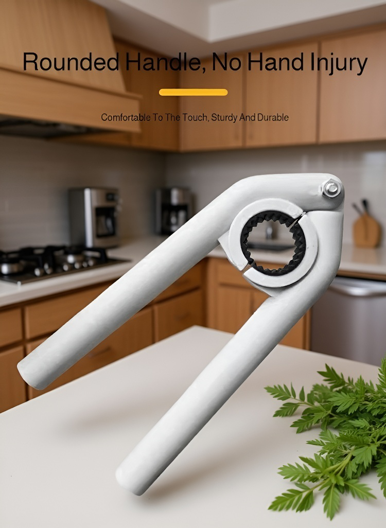 User-friendly filter wrench for kitchen faucet strainer