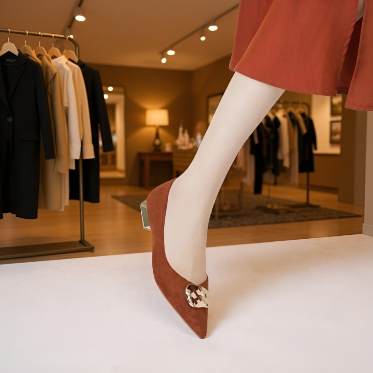 秋にぴったりの、汎用性の高いソフトレザーのローヒールポインテッドトゥシューズ