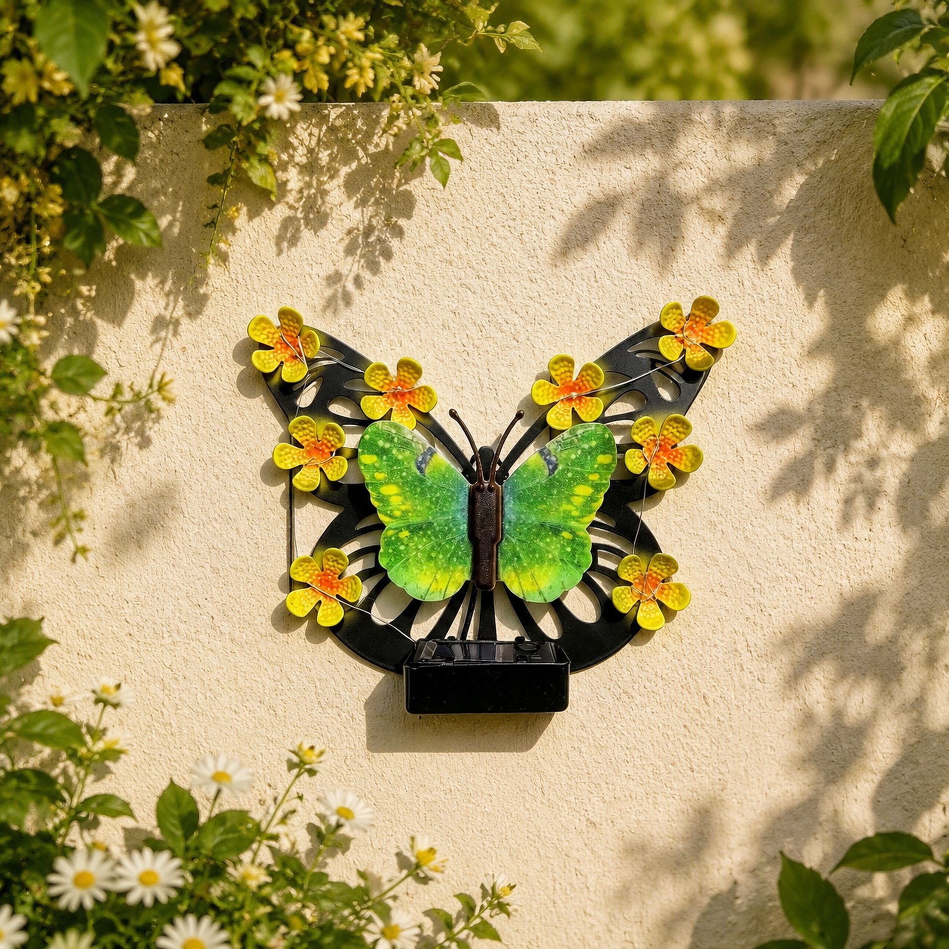 Solar Schmetterling Außenwandleuchte im Garten montiert