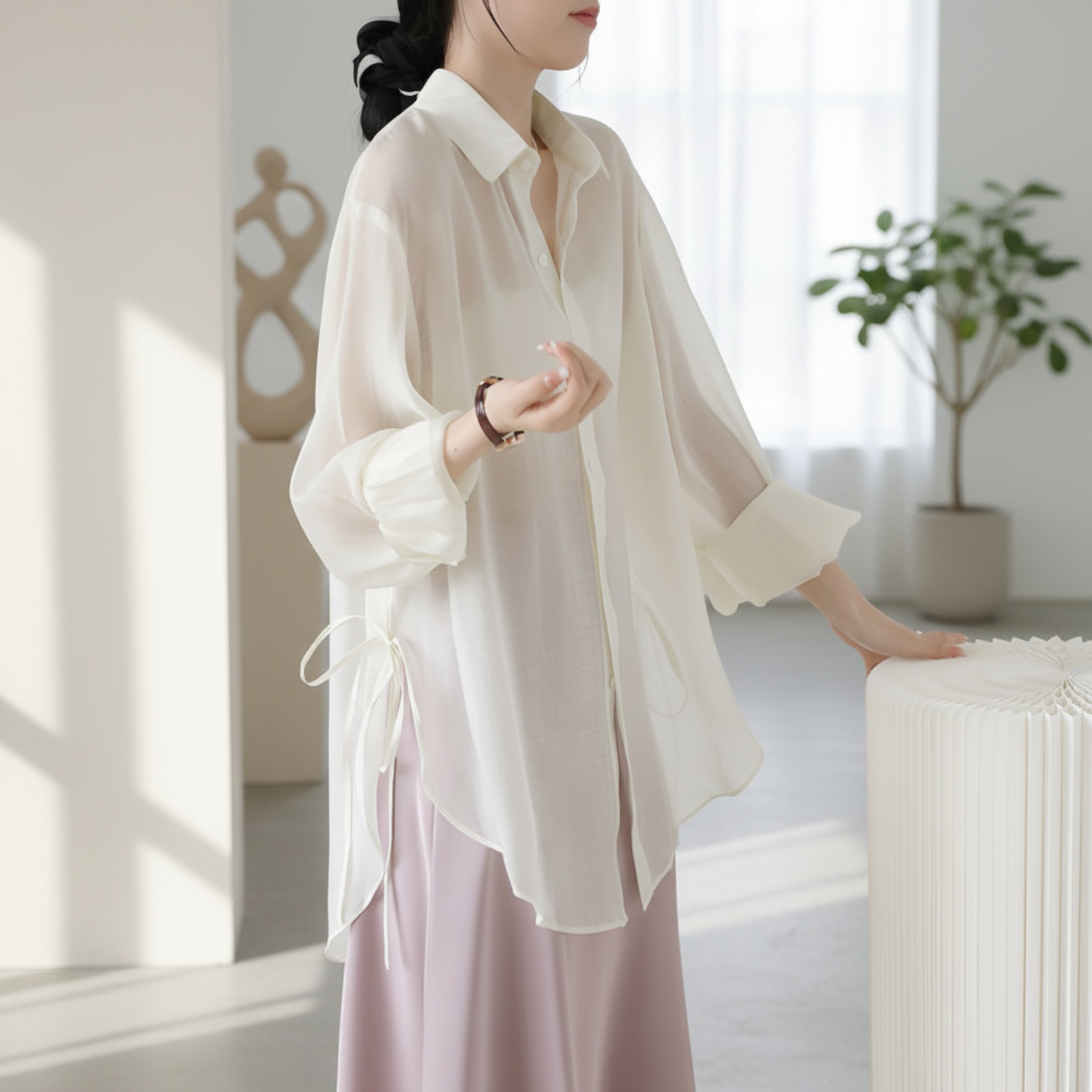 涼しげな透け感のあるシフォントップ