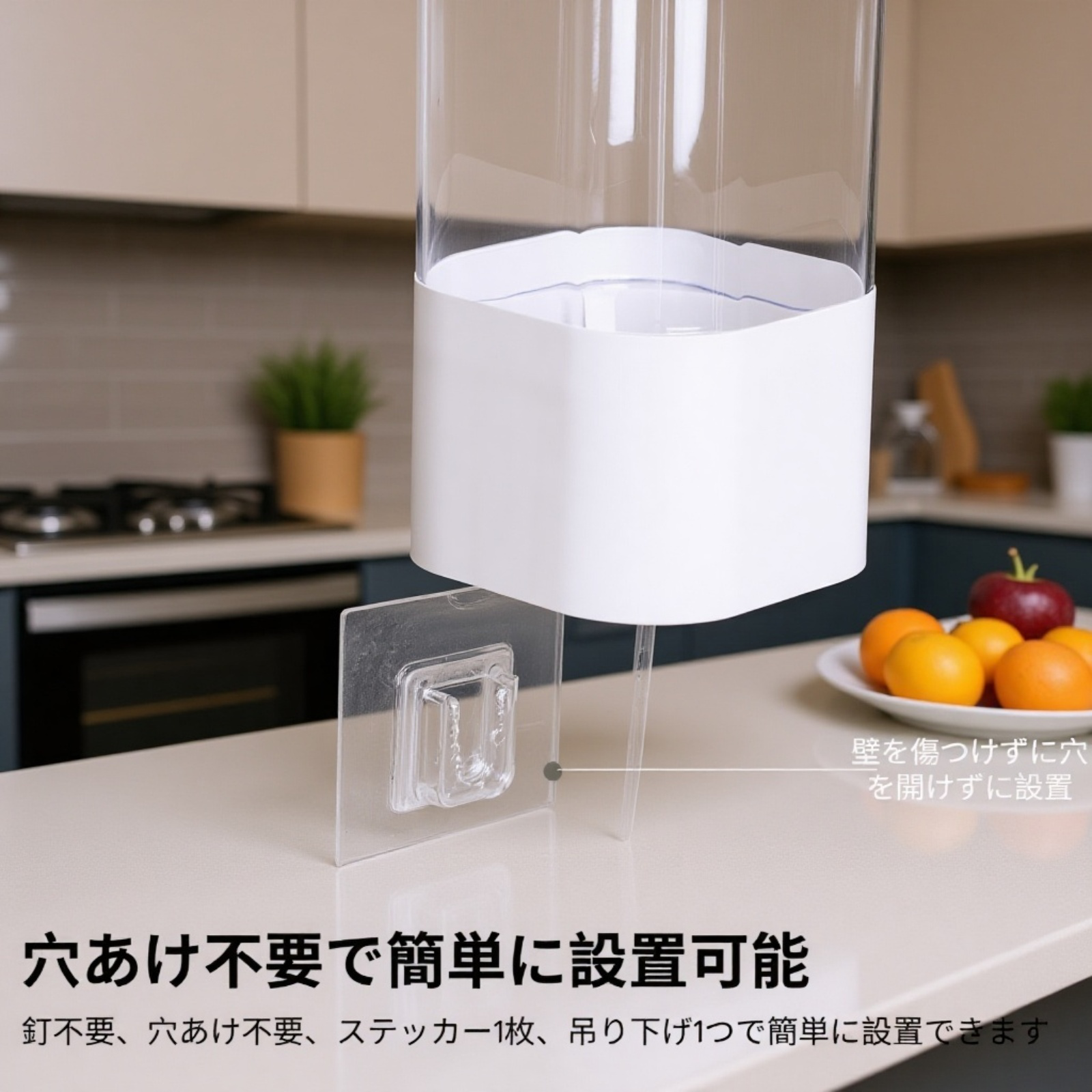 壁に取り付けたカップディスペンサーの近接写真