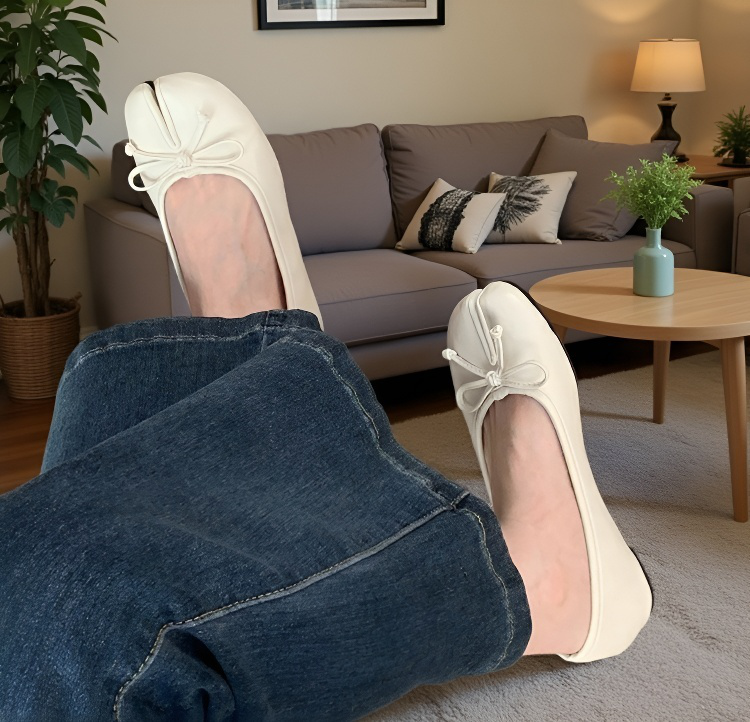 리본 장식이 돋보이는 데일리 슈즈