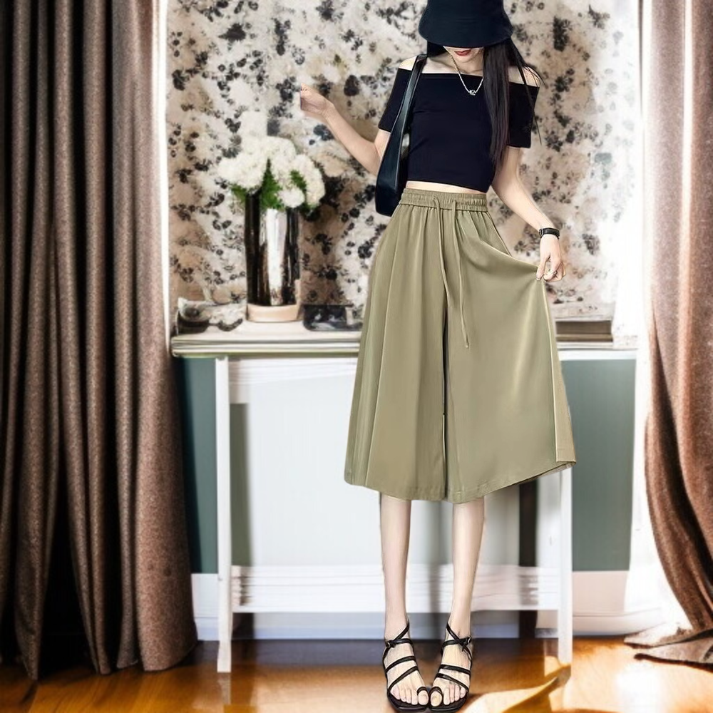 드롭 스트링 디자인이 돋보이는 칠부 치마바지