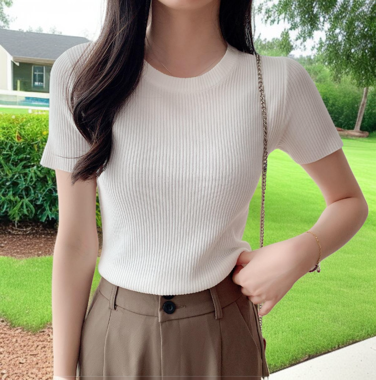 シンプルな半袖ニットTシャツのディテール