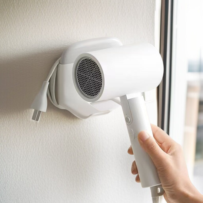 헤어드라이어와 욕실용품을 함께 정리하는 선반