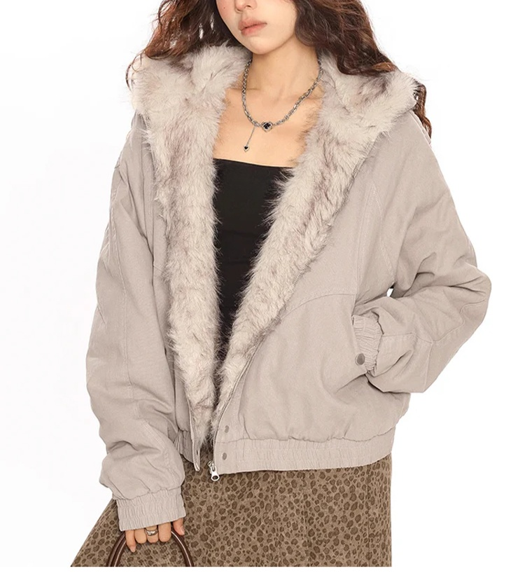 フードつきの毛皮コート