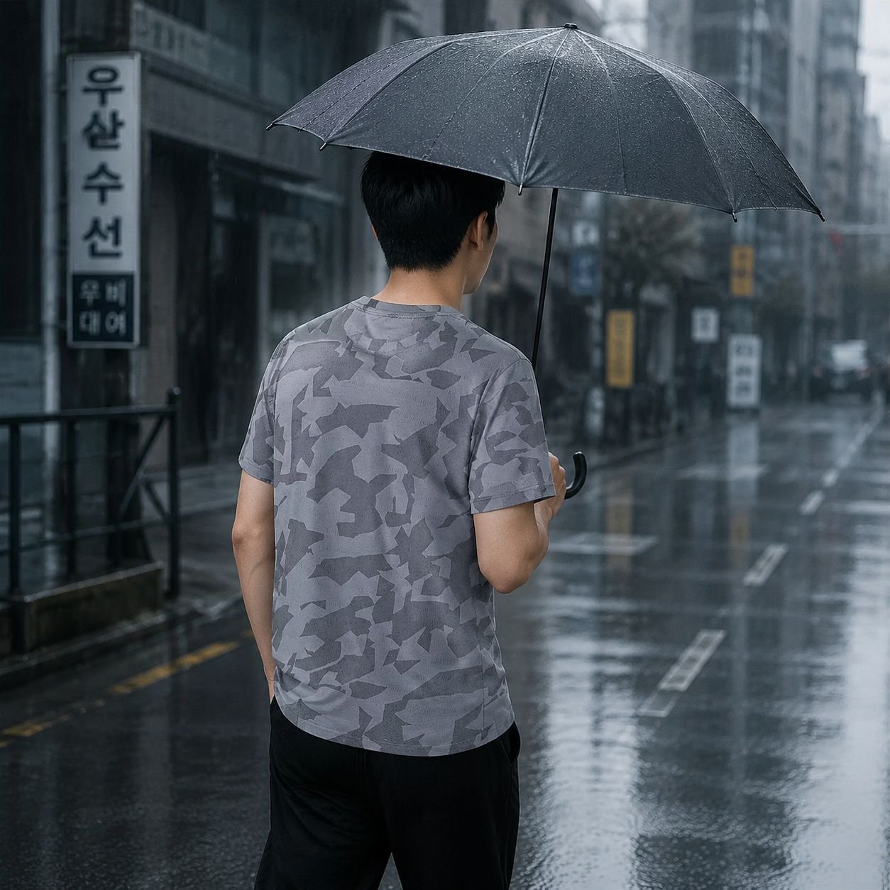 라운드넥 디자인의 남성 반팔티