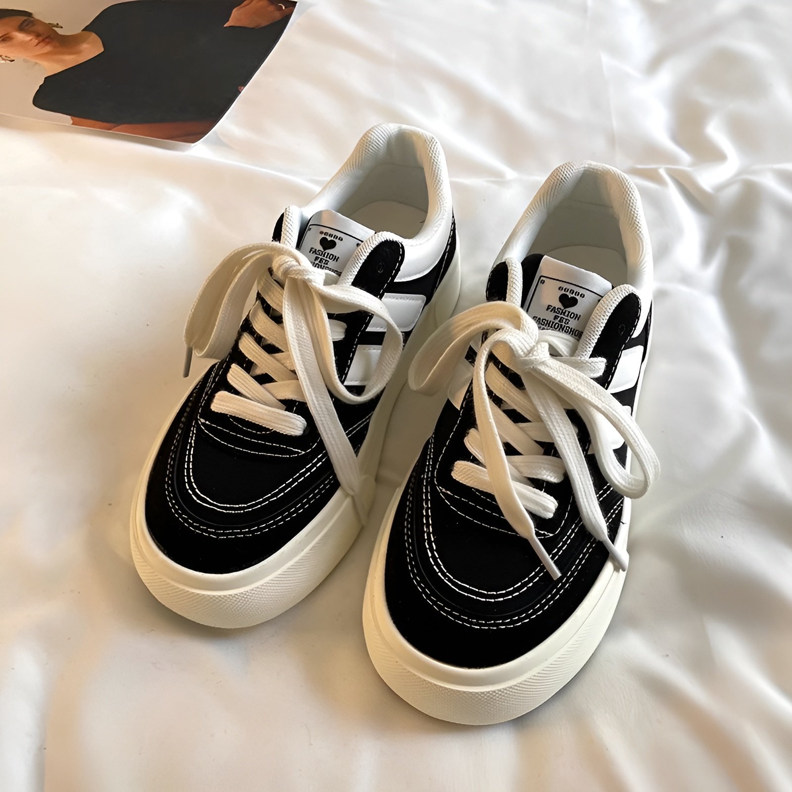 レトロな香港スタイルのカジュアルシューズ、黒のキャンバスシューズ、レディースカジュアルシューズ、新しいスタイルのニッチなデザインの学生シューズ、オールマッチのボードシューズ、レディースイントレンドのカ