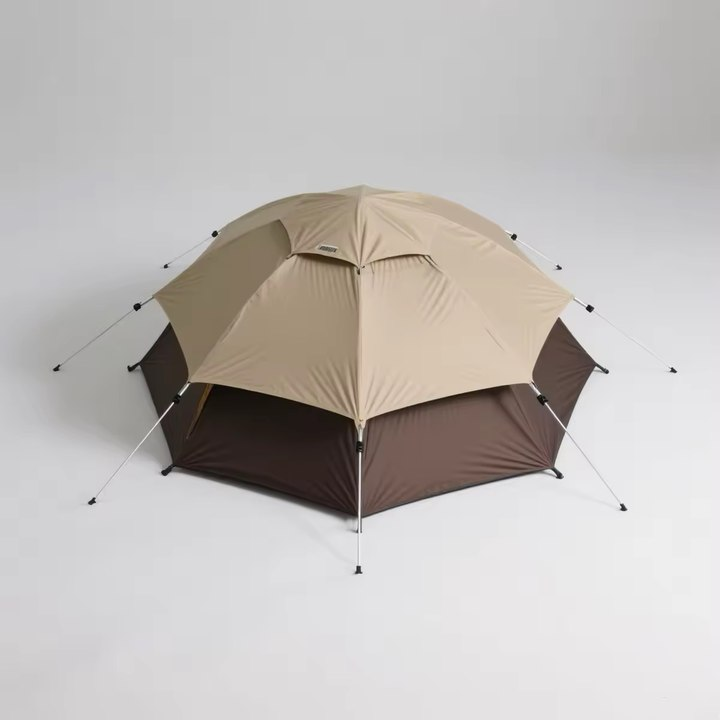 Venkovní stan v khaki barvě s barevnými panely