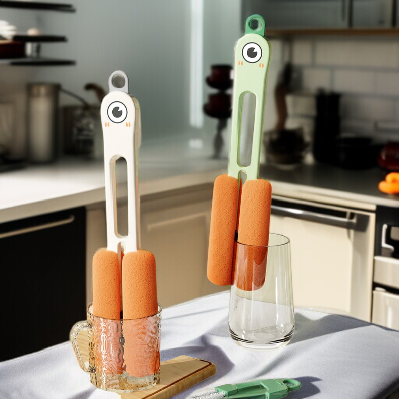 듀얼 롱 손잡이 컵솔로 컵 내부 청소하는 모습