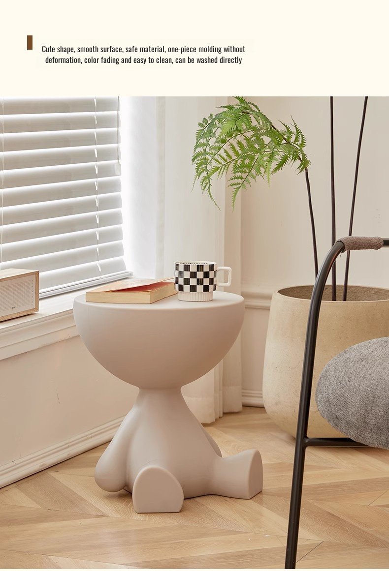 Moderner mobiler Nachttisch auf Balkon platziert