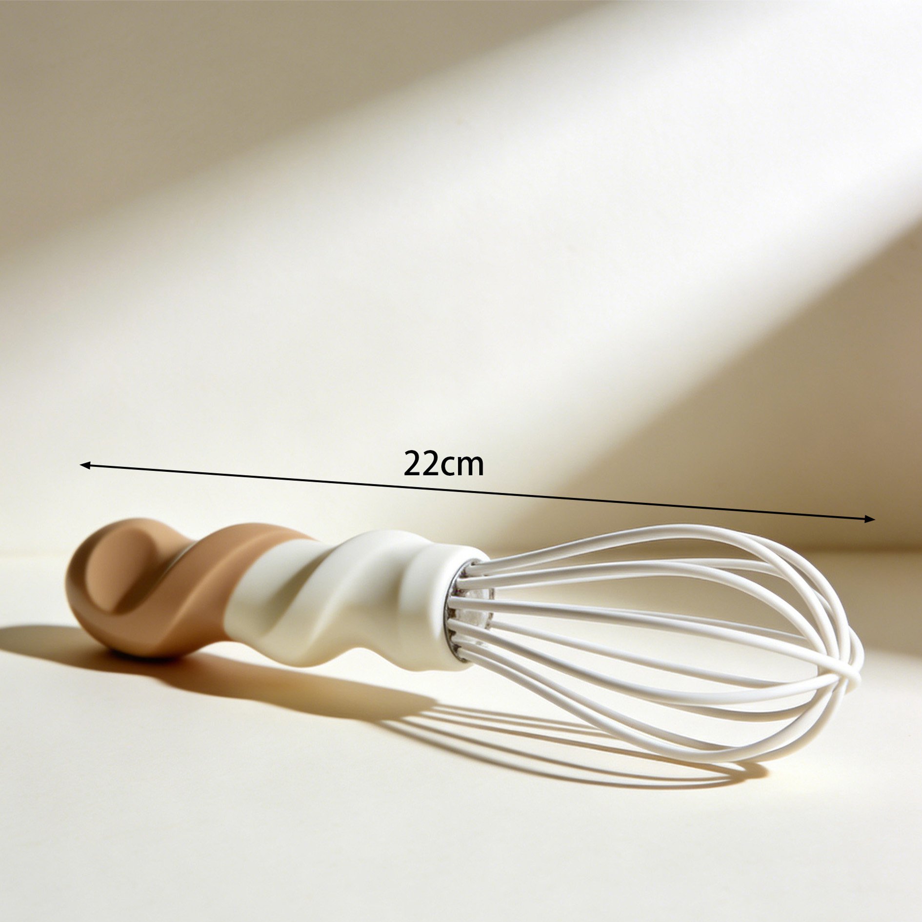 泡立て器で卵を泡立てる様子