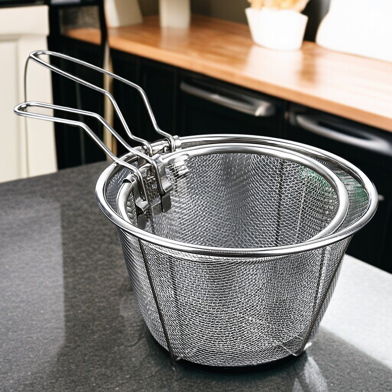 キッチンメッシュふるいで油を切る様子