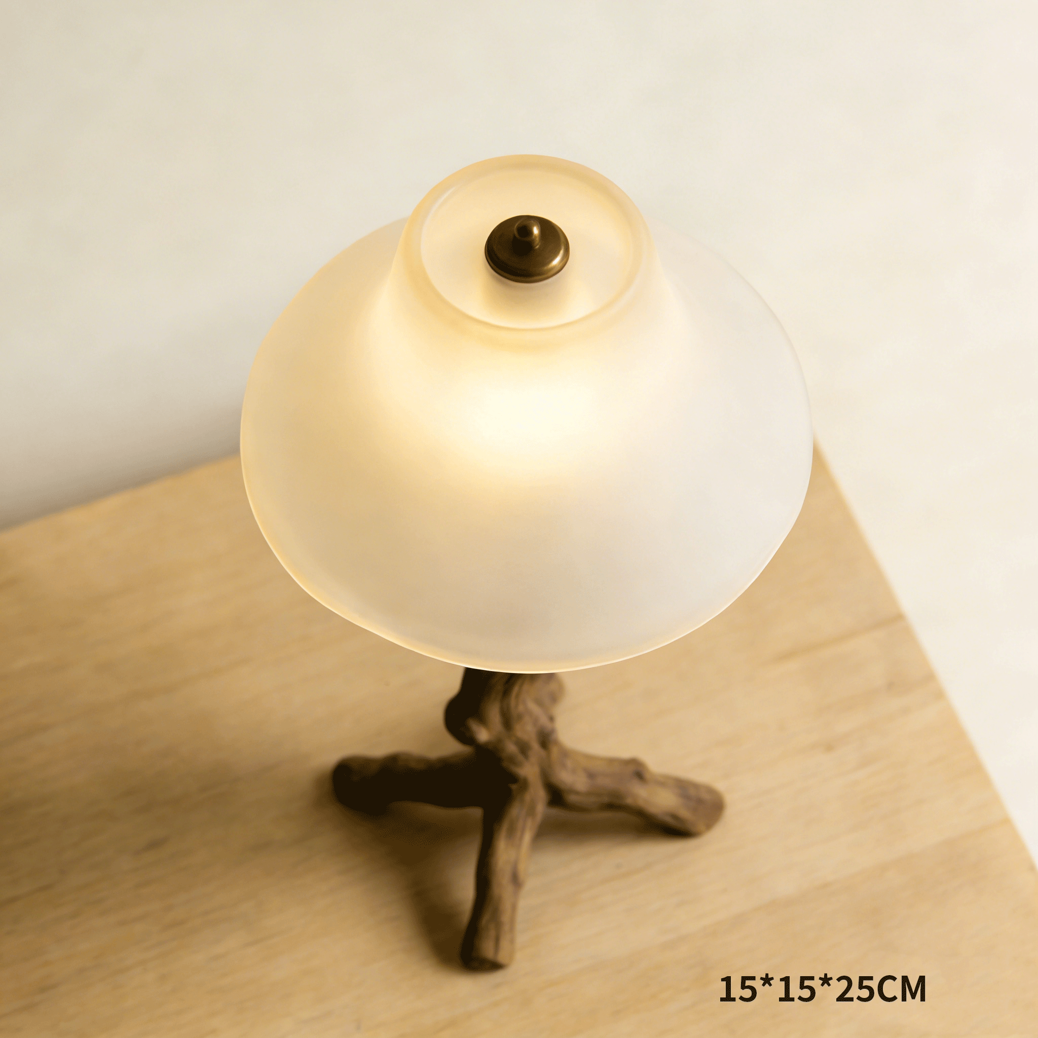 Lámpara elegante con ramas secas para interiores