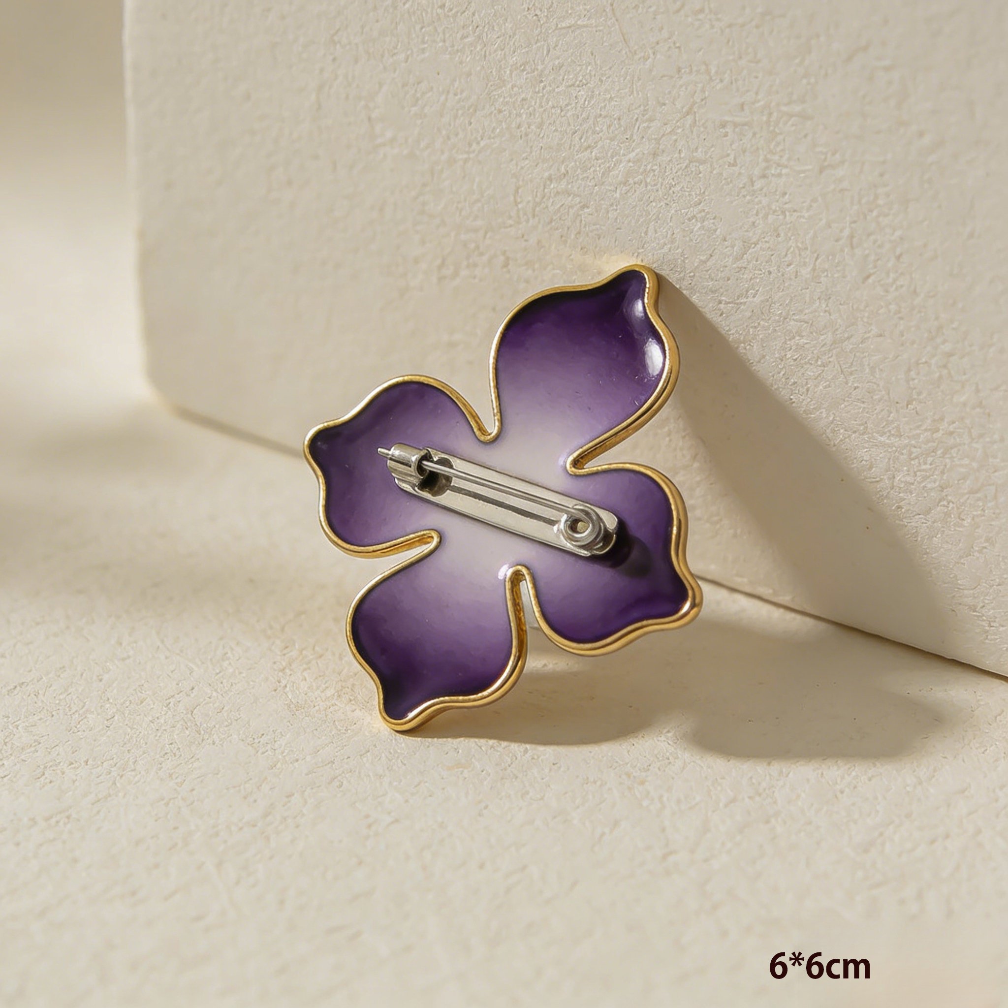 華やかな花の形ブローチアップ