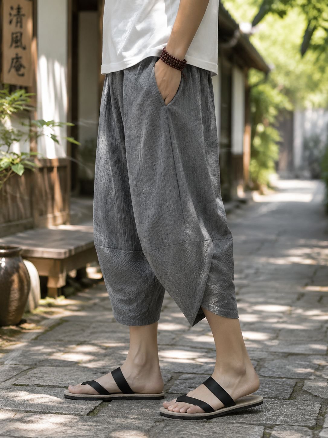 軽量素材を使用したルーズフィットパンツ