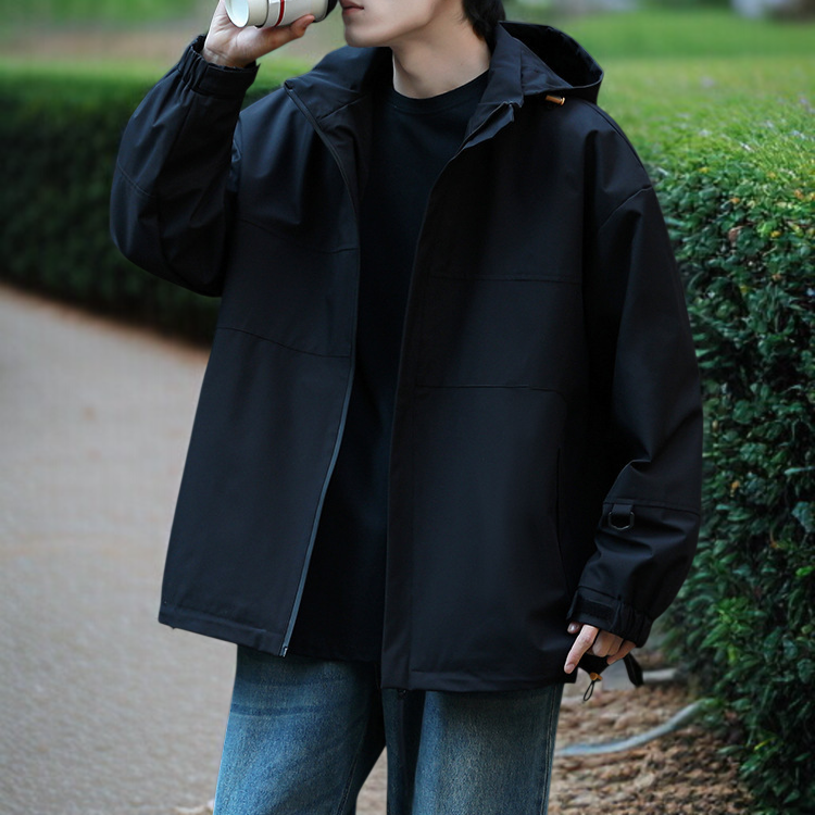 フード付き機能的アウトドアギアのフロントデザイン