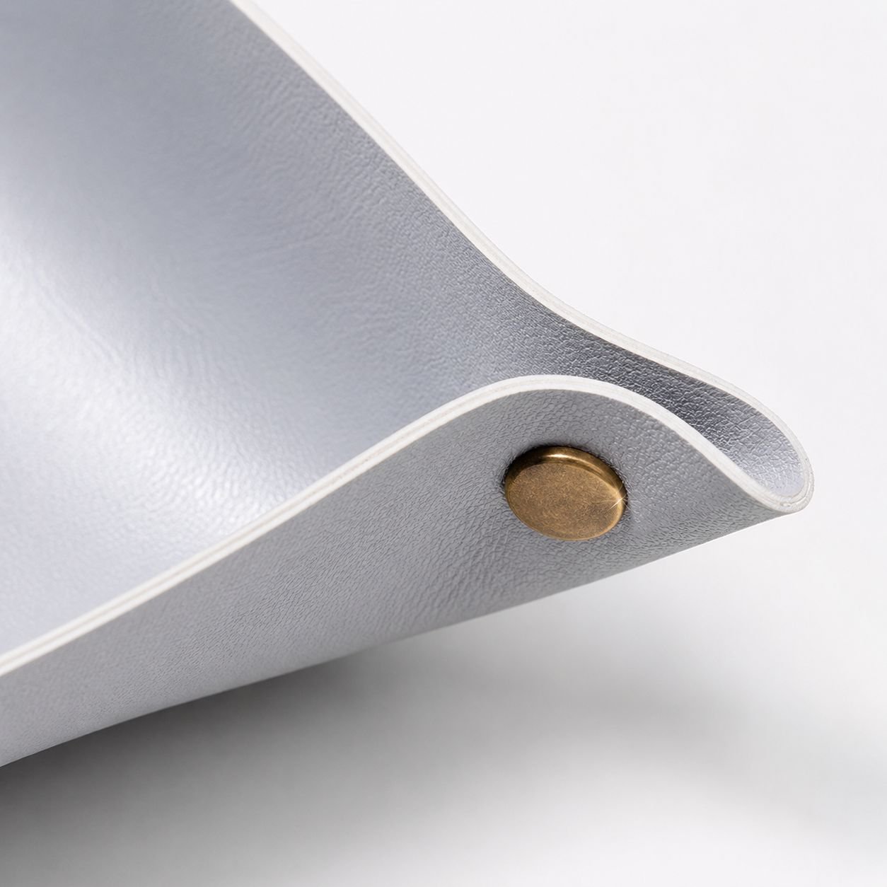 Schmuck und Kosmetik ordentlich organisiert in einer Box