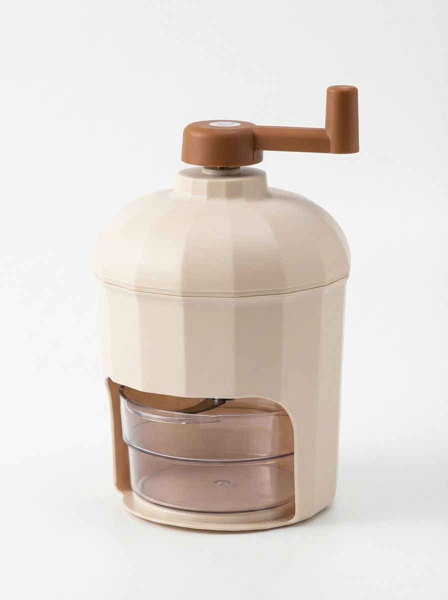 Ręczna maszynka do lodu na białym tle