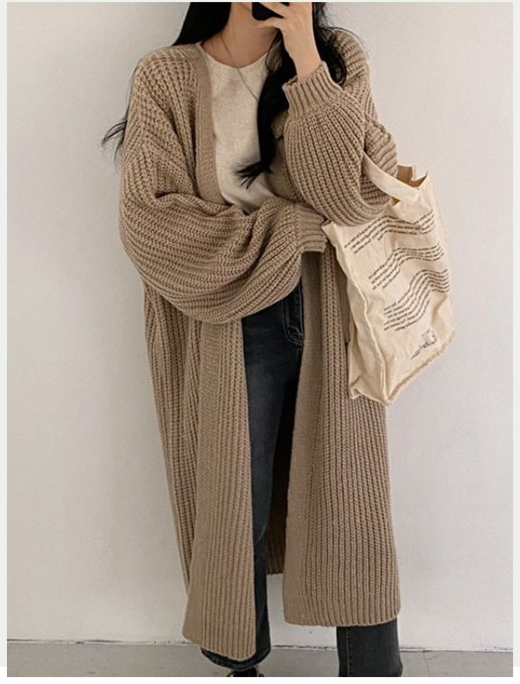 여성 루즈핏 롱 니트 카디건 착용 이미지