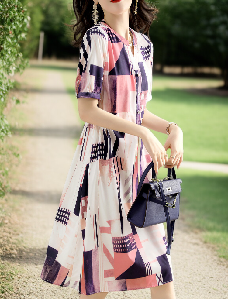 通勤にぴったりのライトビジネスドレス