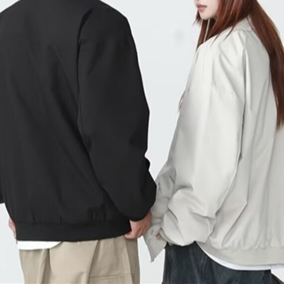 트렌디한 남성 봄 점퍼 전면 사진