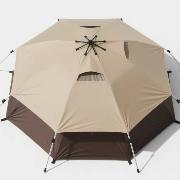 Venkovní stan v khaki barvě s barevnými panely na zahradě