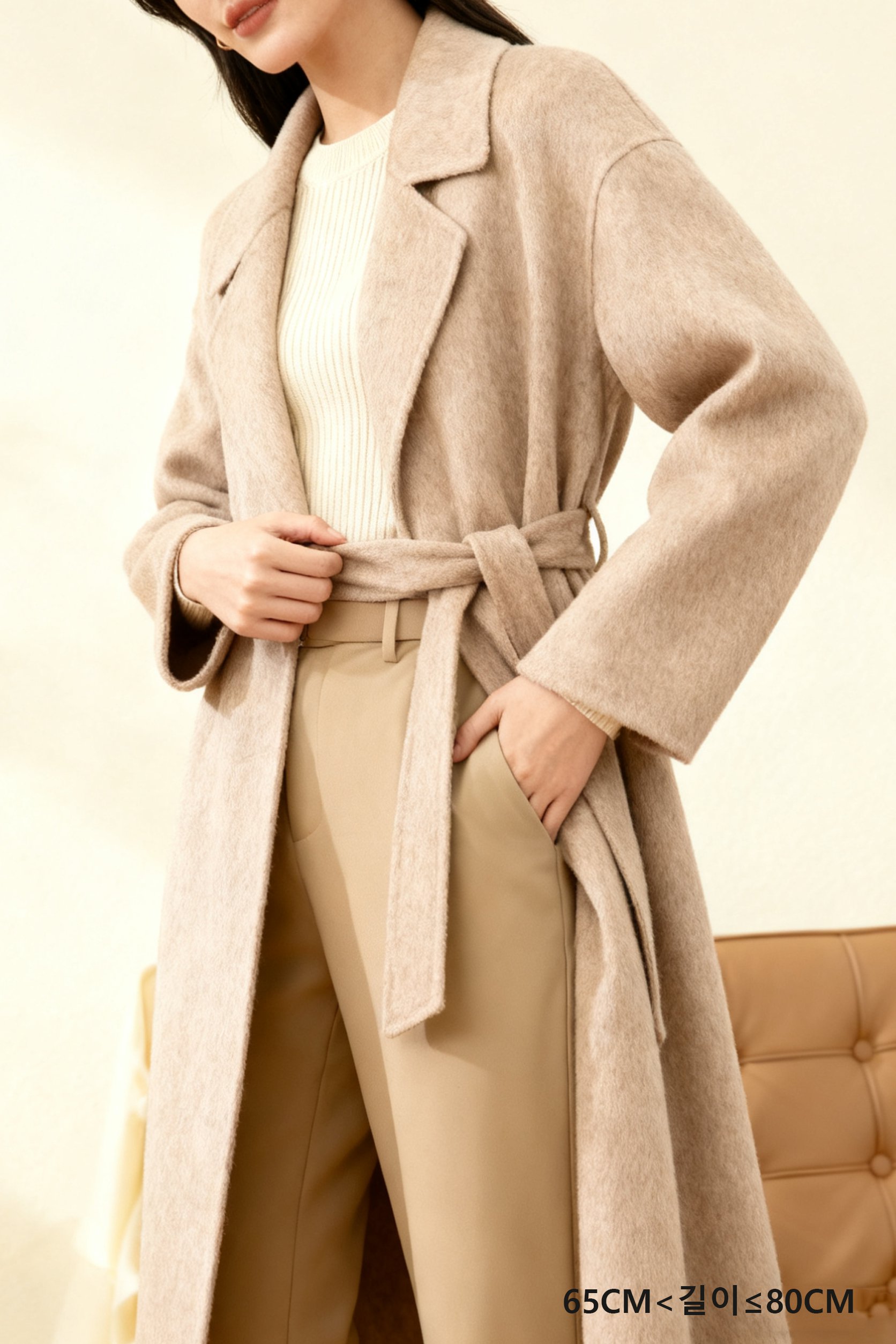 우아한 실루엣의 여성 롱 코트