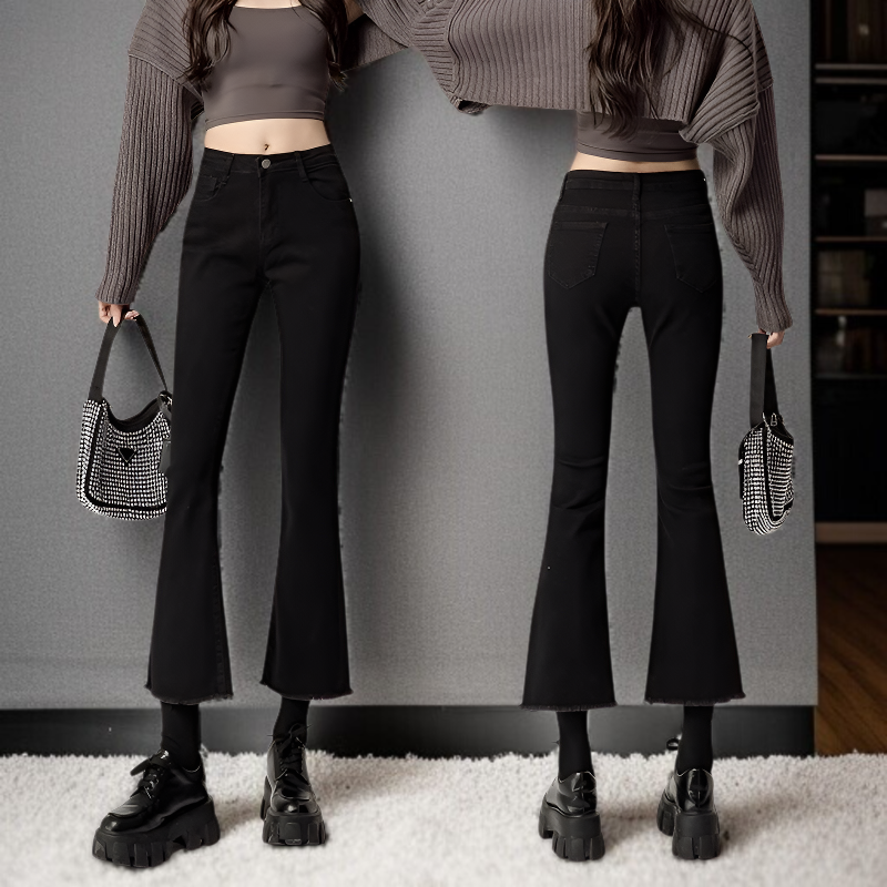 スリムで美脚効果のあるベルボトムパンツ全身写真