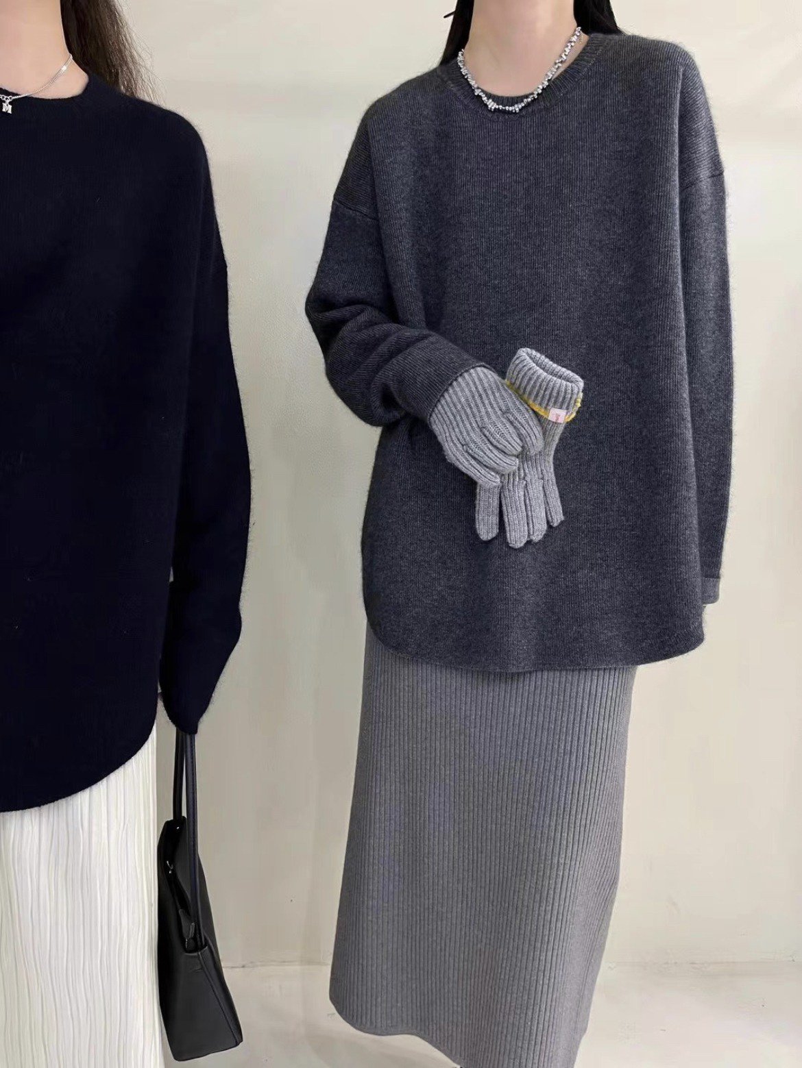 中長款ラウンドネックセーターの後ろ姿