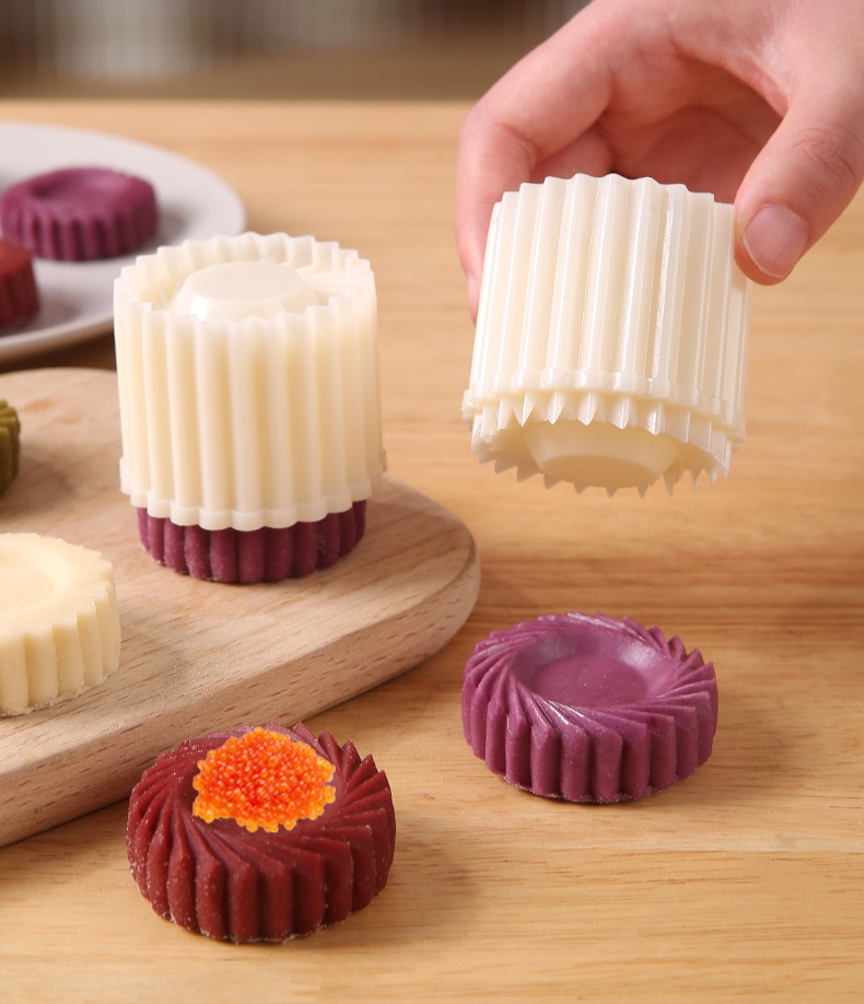 Detachable pastry mold for shaping homemade baked goods