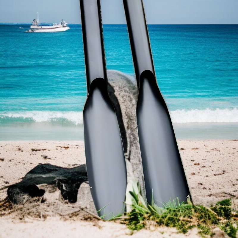 除草作業中の屋外用シャベル