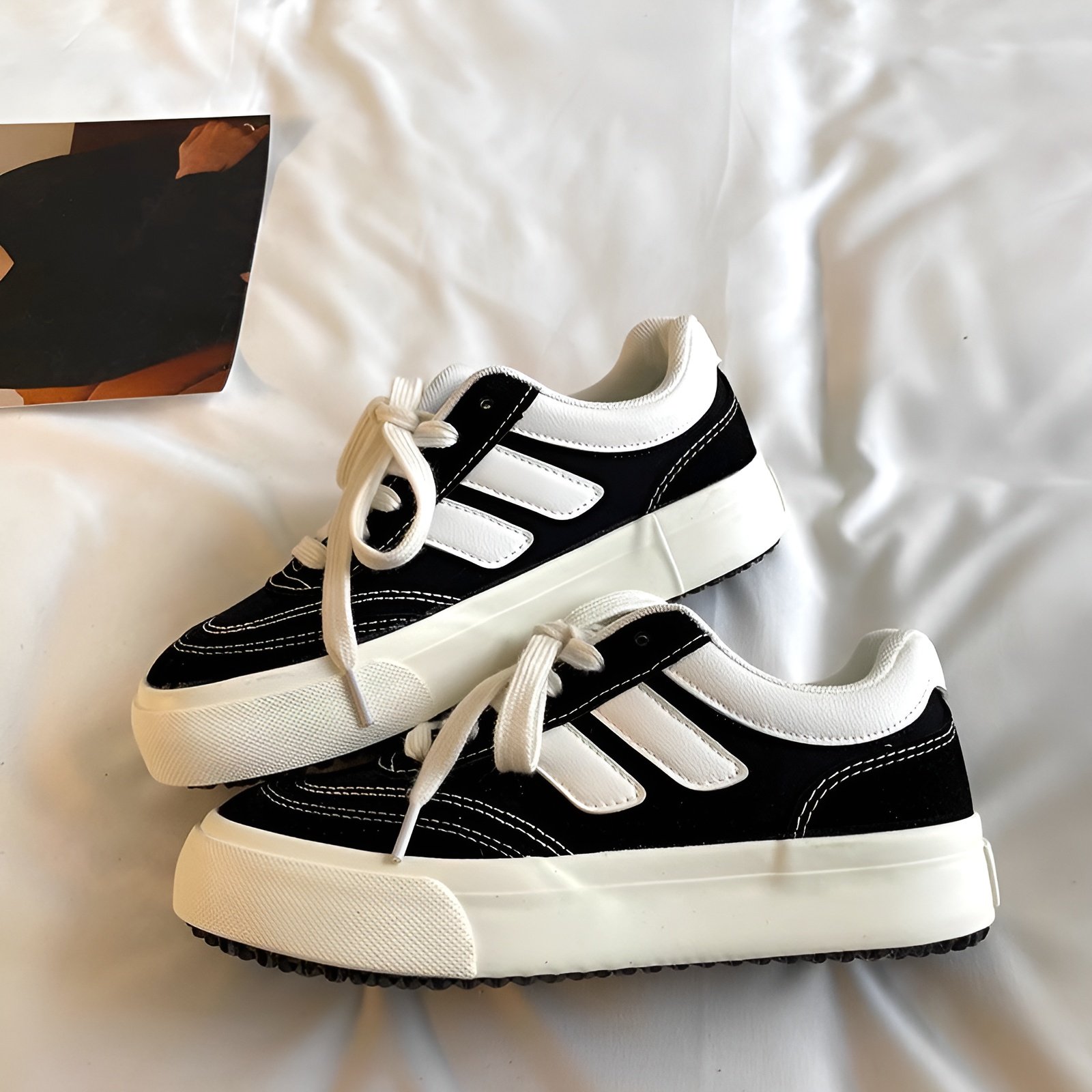 レトロな香港スタイルのカジュアルシューズ、黒のキャンバスシューズ、レディースカジュアルシューズ、新しいスタイルのニッチなデザインの学生シューズ、オールマッチのボードシューズ、レディースイントレンドのカ