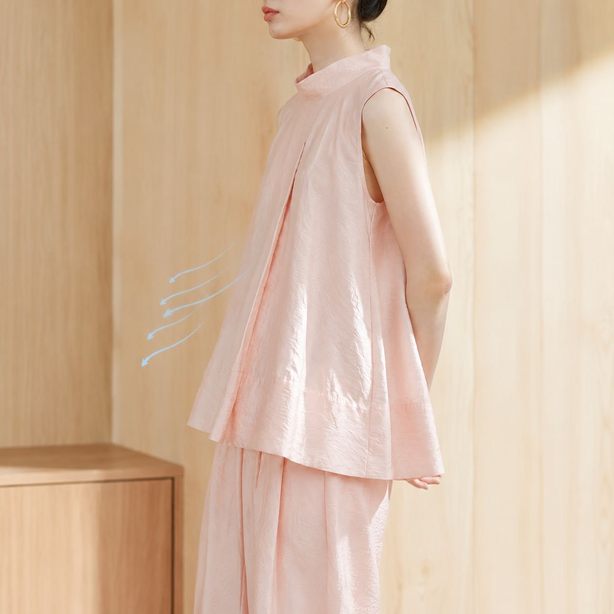 女性用通気性スーツのディテール画像