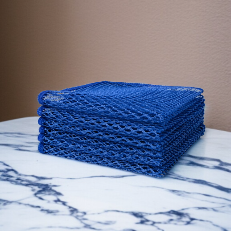 다용도 와이어 볼로 냄비 기름때 제거하는 모습