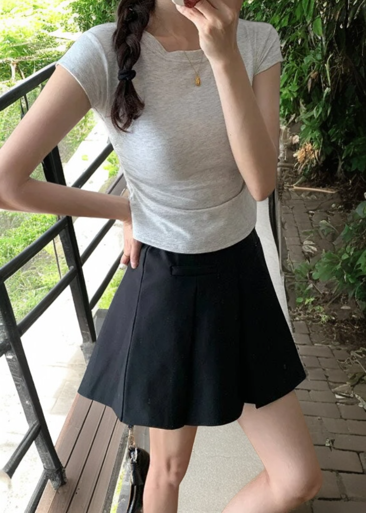 スタイリッシュな小柄女性用フリル袖シャツ