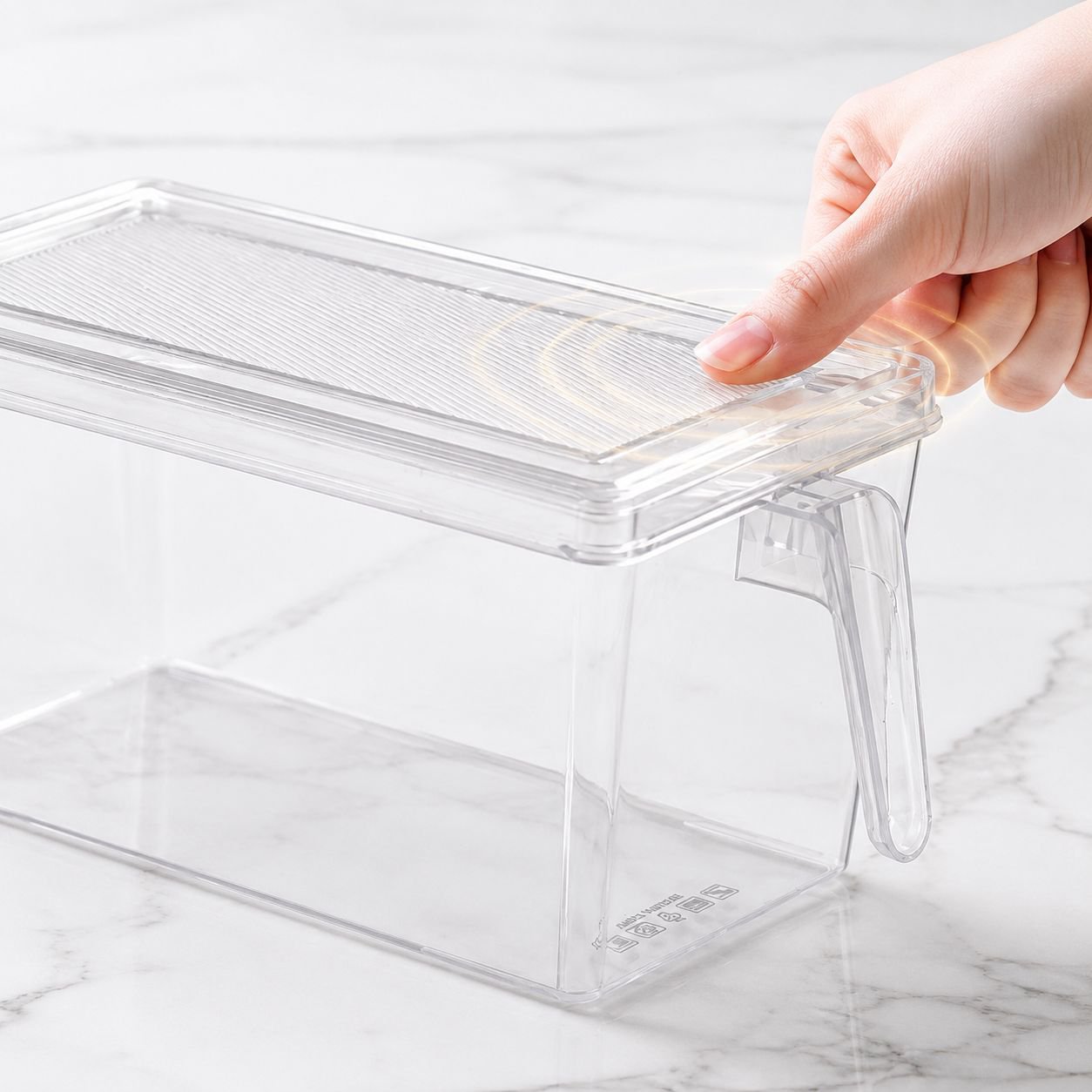 Lebensmittel ordentlich sortiert in der Kühlschrank-Organizerbox
