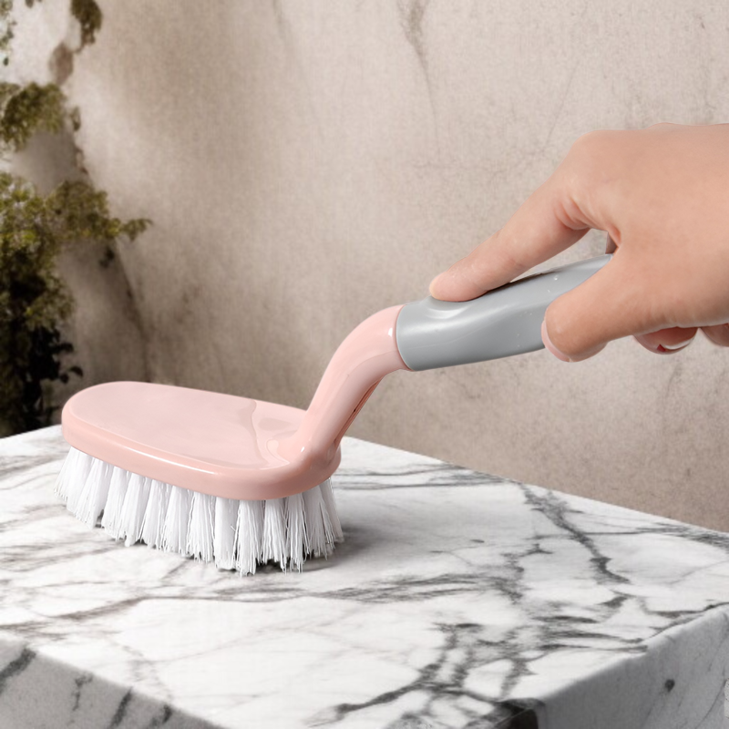 多機能床ブラシでトイレ掃除する様子