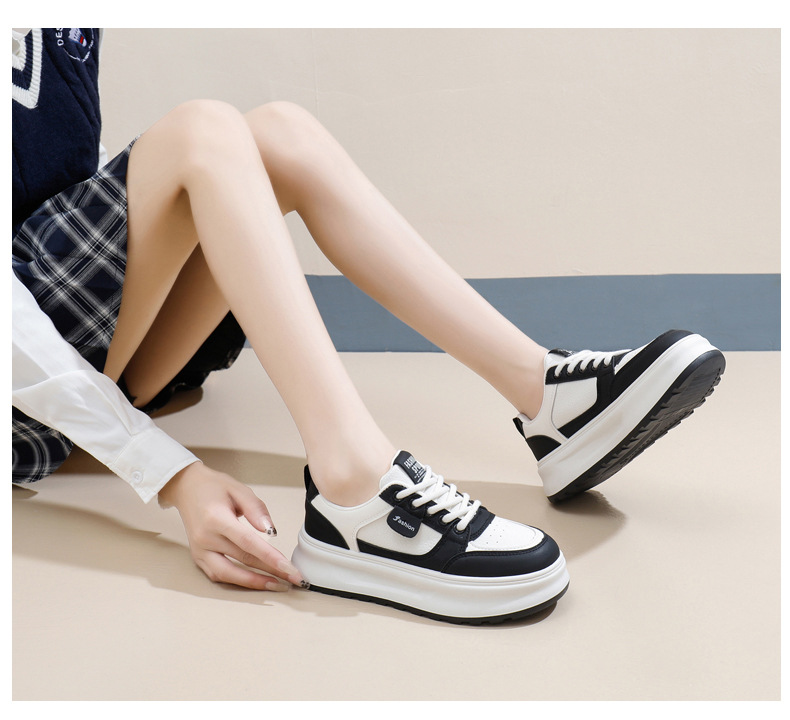 女子学生向け身長アップ効果のある白いカジュアルシューズ