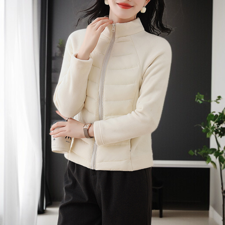 여성 화이트 슬림 하이넥 패딩 전신 착용 이미지