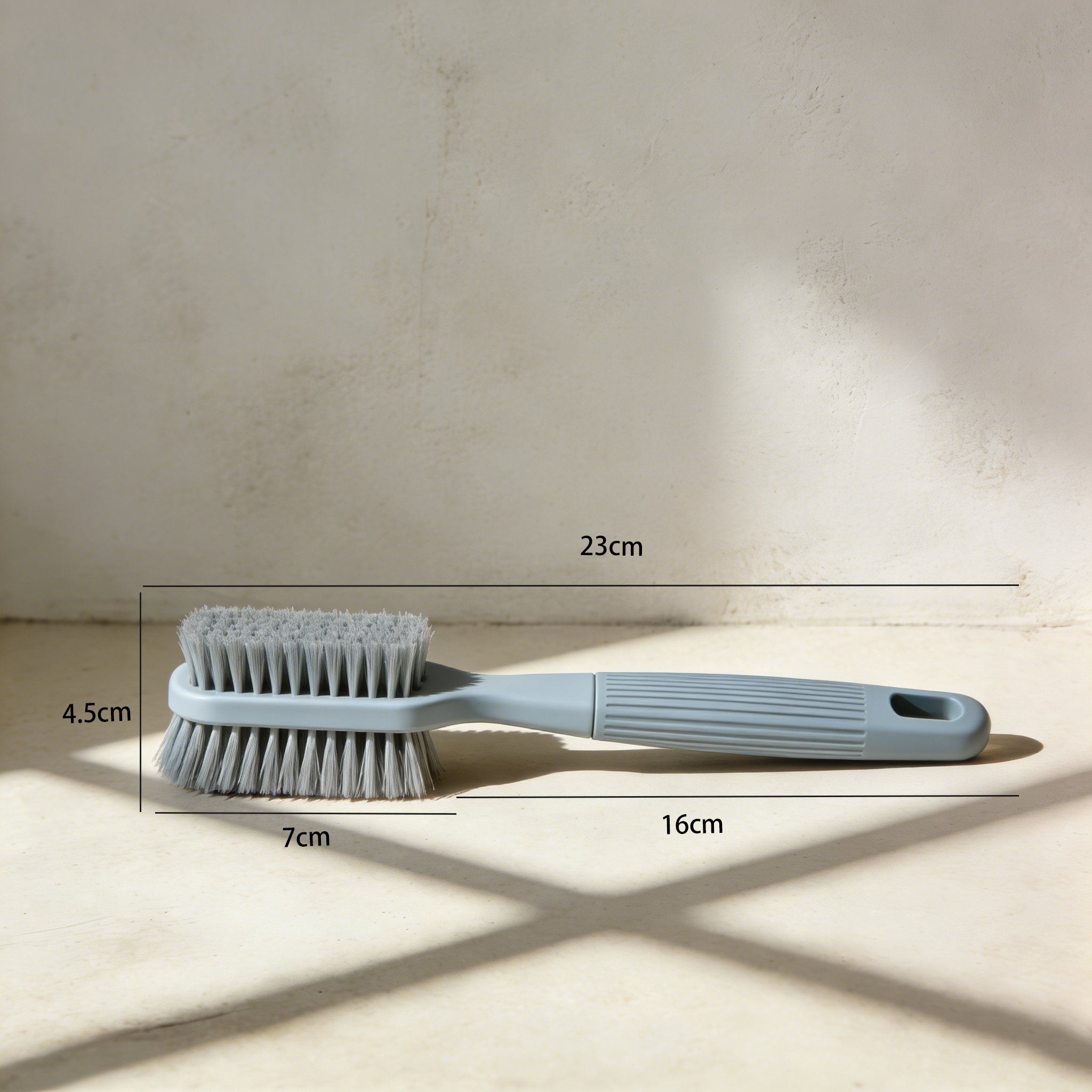 細かい隙間を掃除する多機能ブラシ